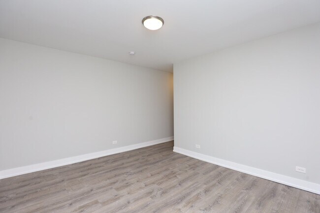 Building Photo - 708 W Brompton Ave