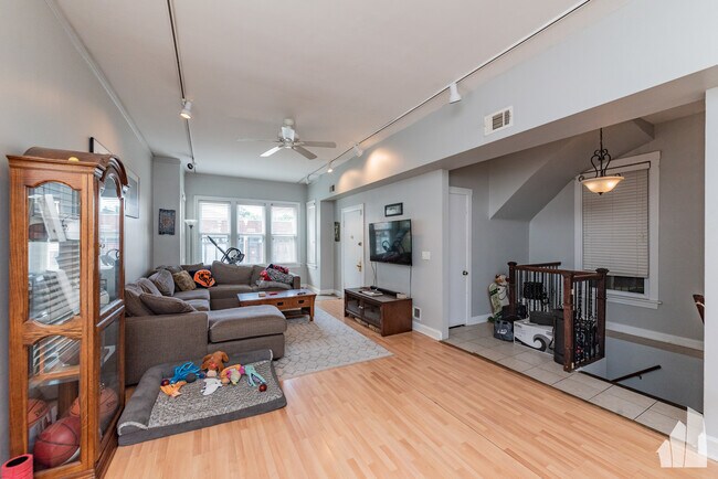 Foto del edificio - 1456 W Irving Park Rd