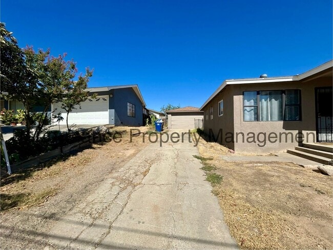 Building Photo - Charming 3 Bed/1 Bath House w/ RBP & Secur...