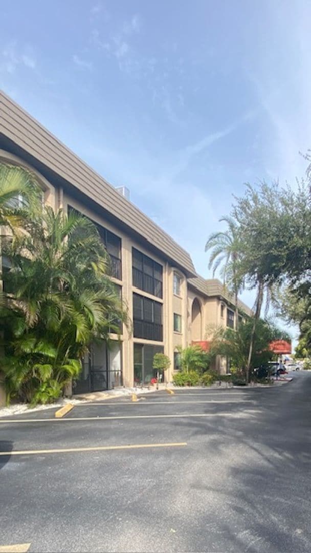 Building Photo - Beautiful Condo Fully Remodeled!! Close to Beaches! West of the Trail!!