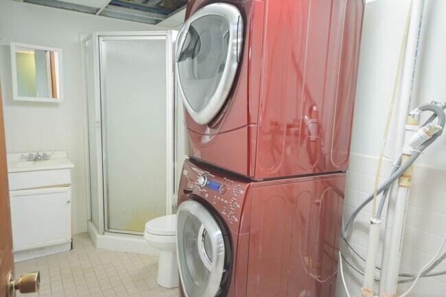 Building Photo - 3 levels of townhouse living in great NW l...