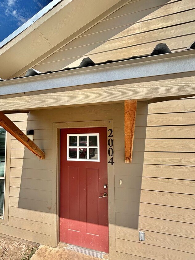 Foto principal - COMING SOON - 2 Bedroom Duplex w/ Modern F...