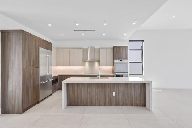 Building Photo - 655 Kingsbridge St