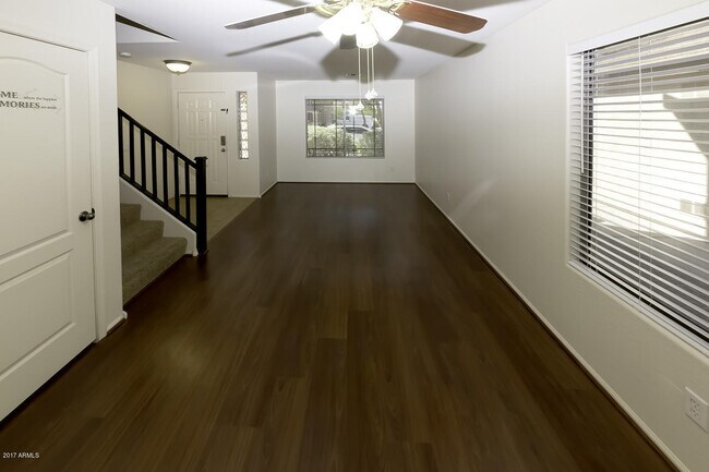 Foto del edificio - BEAUTIFUL 4 BED 2.5 BATH, OVER 2300SQFT., ...