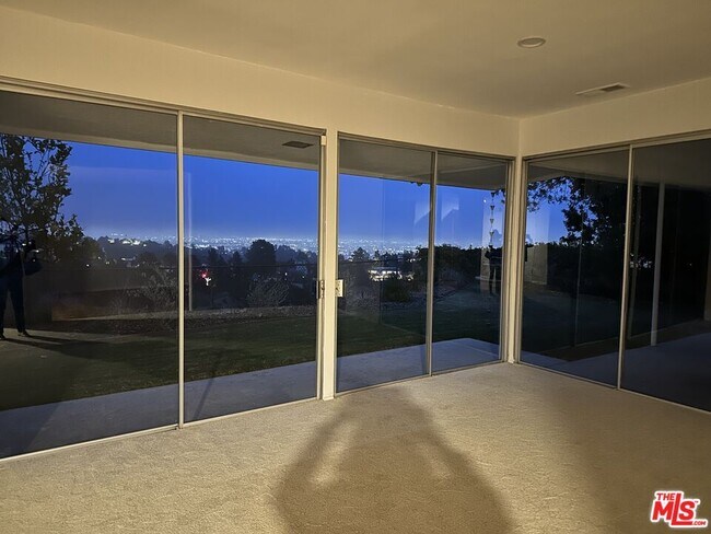 Building Photo - 1212 Roberto Ln