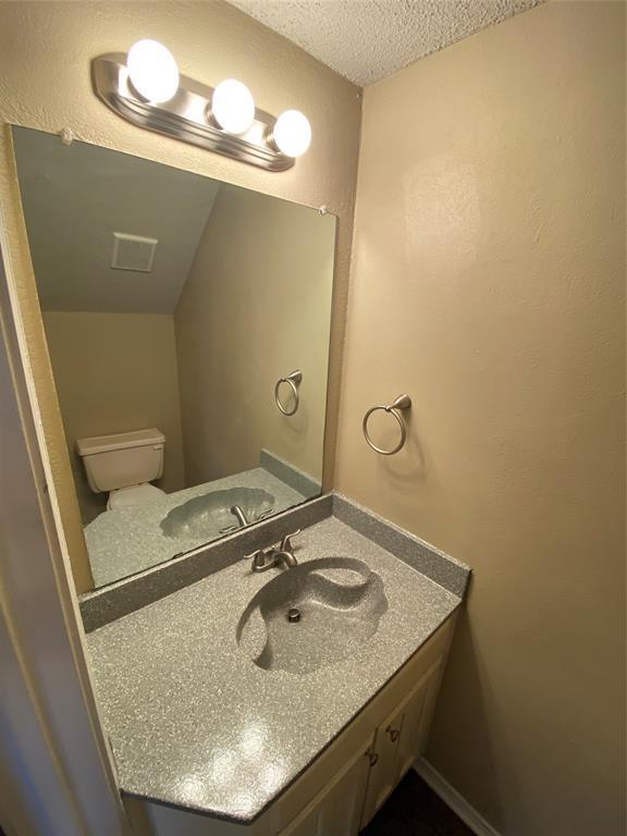 Foto del edificio - 5904 Holiday Ln