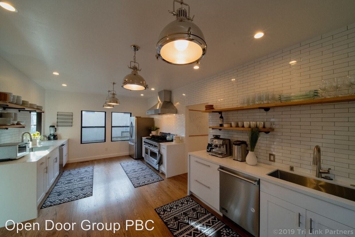 Primary Photo - 2213-2215 Rose St