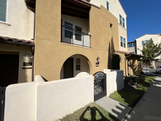 Building Photo - Wonderful 3 Bedroom 3 Bathroom Anaheim Condo in Gated Community