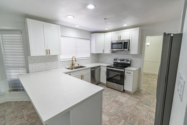 Building Photo - 1529 Stratford Dr
