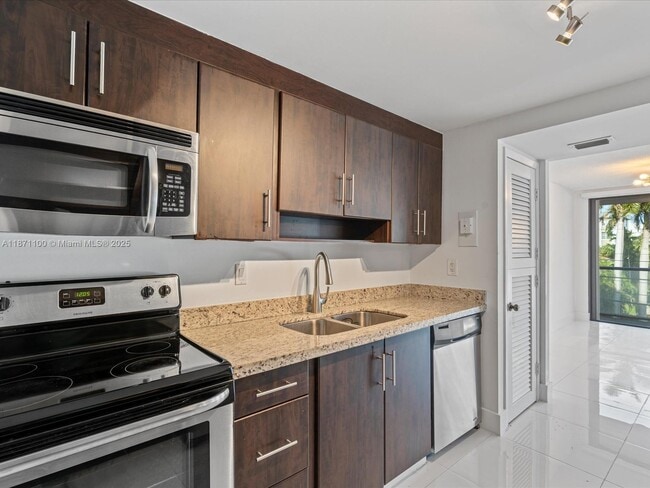 Building Photo - 9800 W Bay Harbor Dr