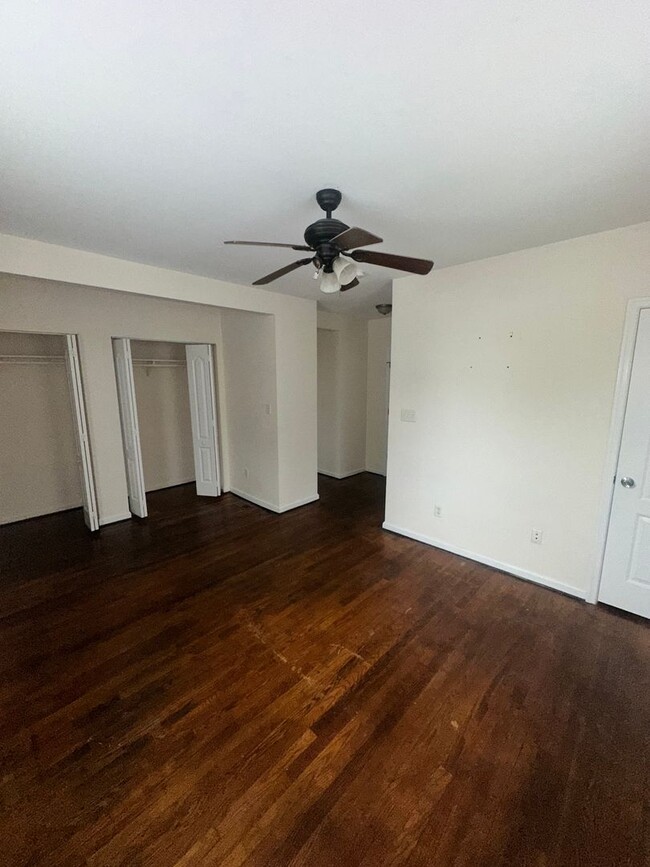 Building Photo - Three Bedroom Condo - Centrally Located Su...