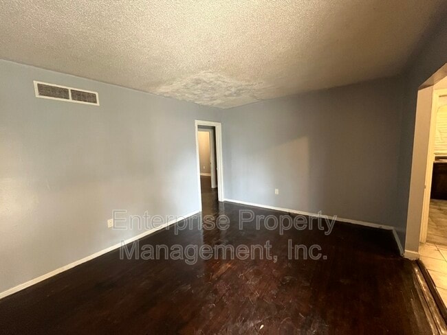 Building Photo - 1848 Woodburn Dr