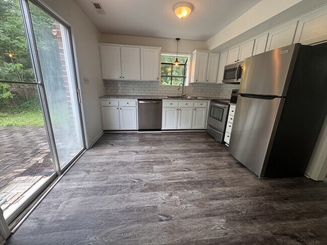 Foto del edificio - 542 Leesville Rd
