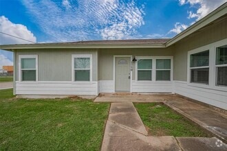 Building Photo - 1750 Lynn Ln