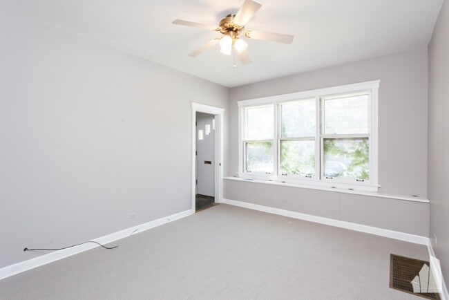 Building Photo - 2834 N Racine Ave