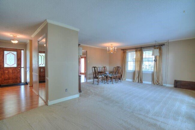 Foto del edificio - 3 bedroom / 2 bath ranch!