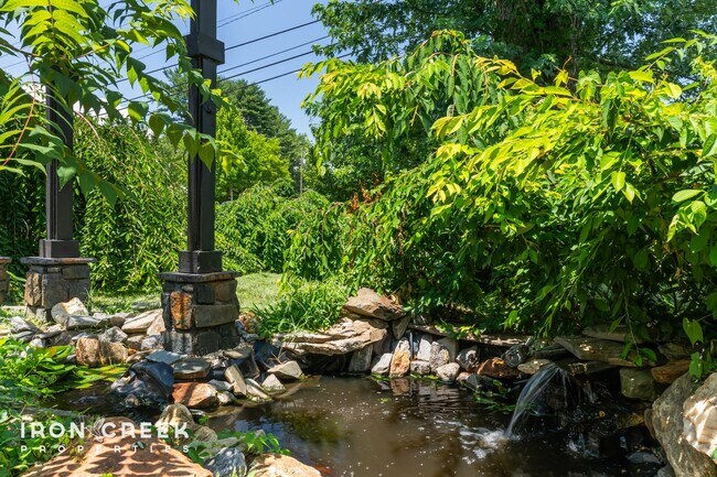 Foto del edificio - Beautifully Updated Three-Bedroom with Koi...