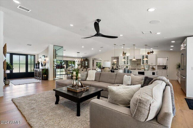 Building Photo - 8307 E Sharon Dr