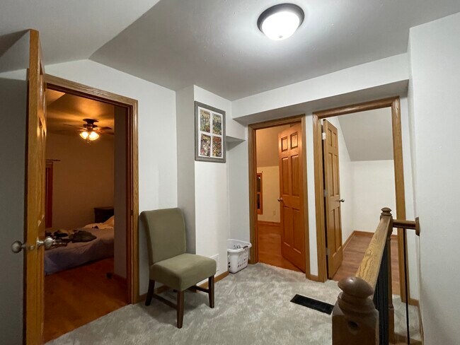 Foto del edificio - 329 W Main St