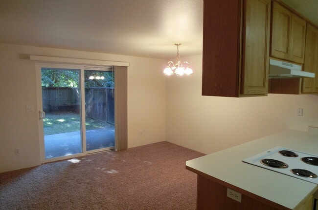 Building Photo - 2 BED 2 BATH TOWNHOME