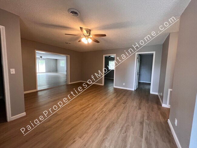 Building Photo - Midway Meadows #6**