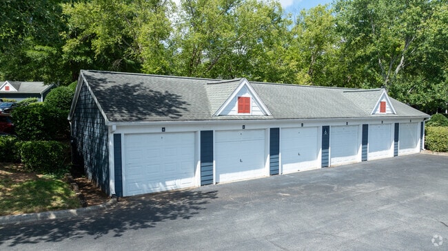 Garajes - Sailpointe at Lake Norman