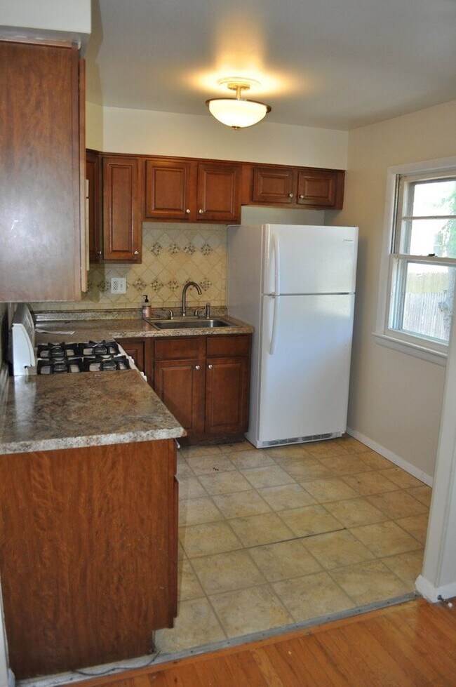 Building Photo - Perfect House for UMD Students -- Very Clo...