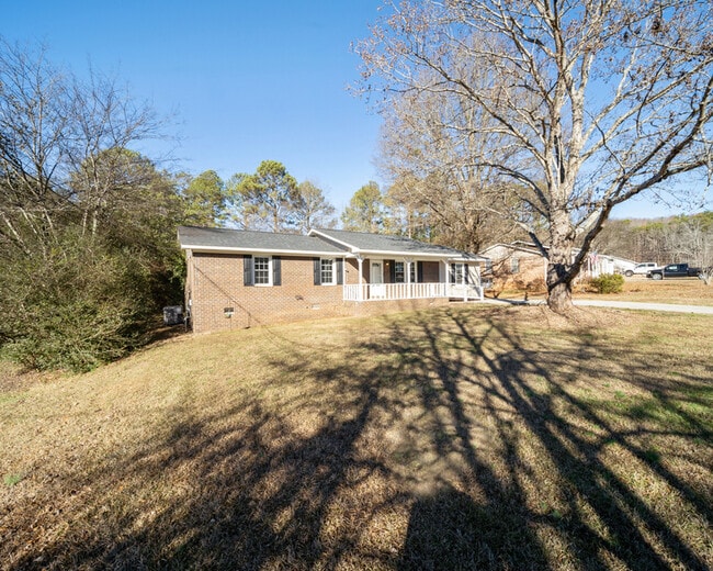 Building Photo - 11 Lakemont Dr