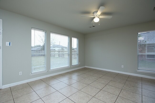 Foto del edificio - Move in Ready / 4 Bedrooms / Great Location