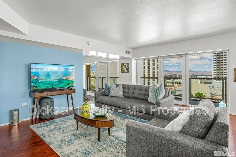 Foto principal - 255 N Sierra St