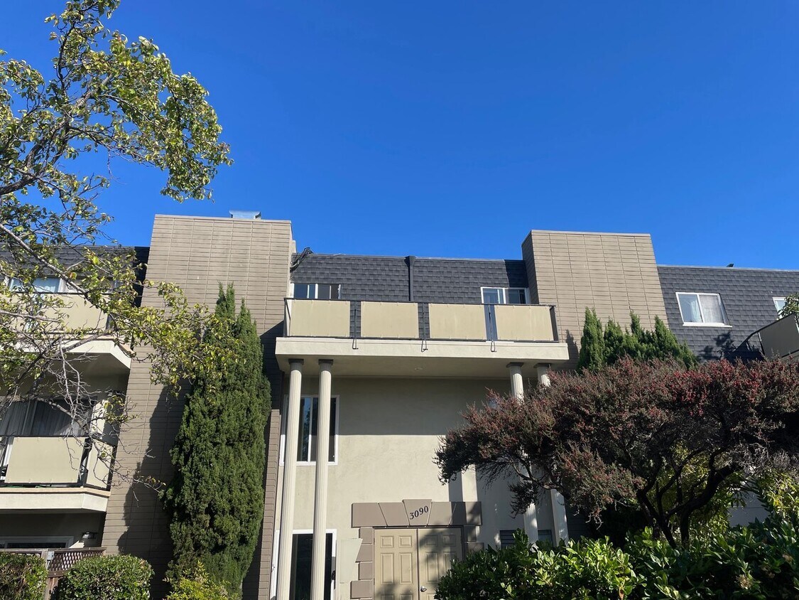Primary Photo - Beautiful 2 bedroom, 2 bathroom top-floor ...
