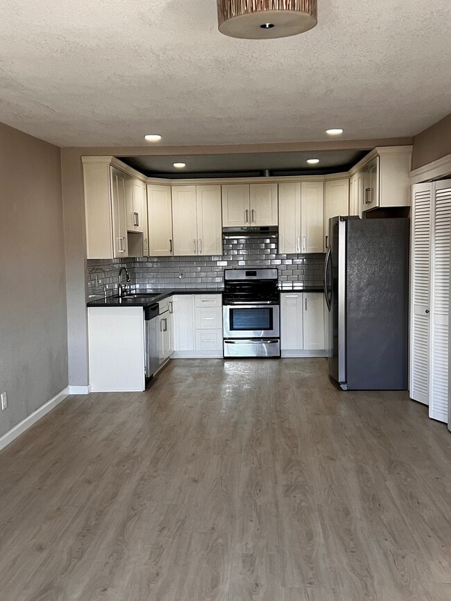 Building Photo - 1354 Palou Ave