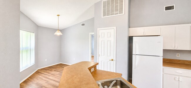 Foto del edificio - 954 Highland Crest Cir