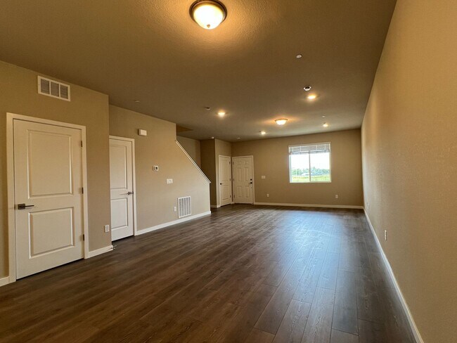 Foto del edificio - Brand New Townhome with fine finishes read...