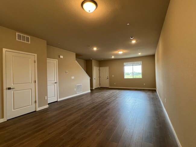 Building Photo - Spacious Recent Newbuild Townhome with Fine Finishes , 2-Car Attached Garage  ***Owner will Credi...