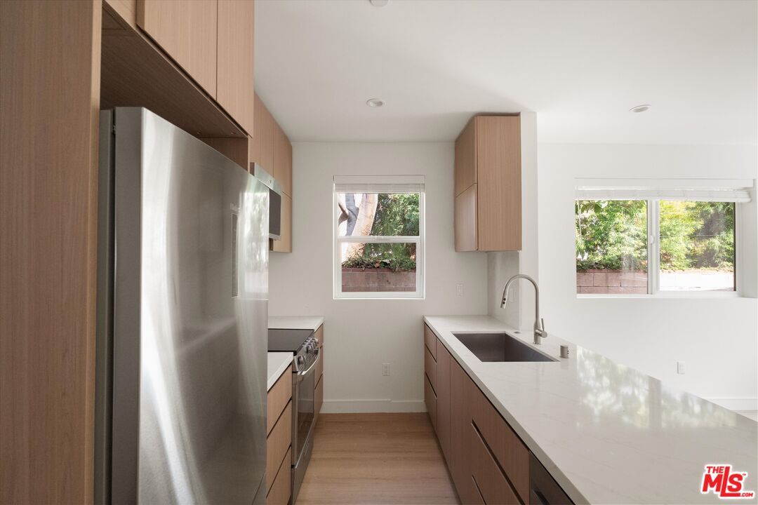 Foto principal - 15209 Morrison St