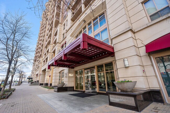 Foto del edificio - Sun-Drenched 1BR Condo with Rooftop Pool & Parking in Heart of Ballston
