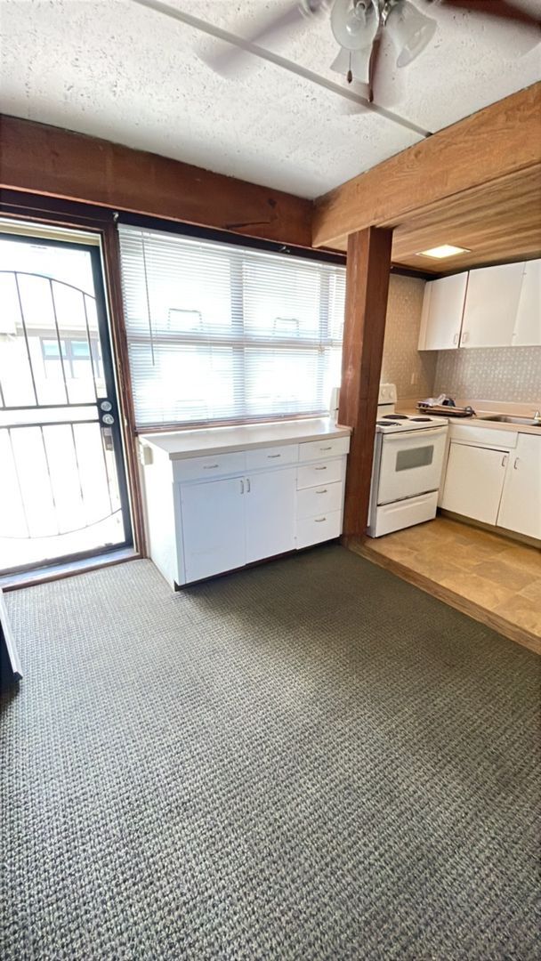 Foto del edificio - $2,000, 2BR/1.5BA/1PKG