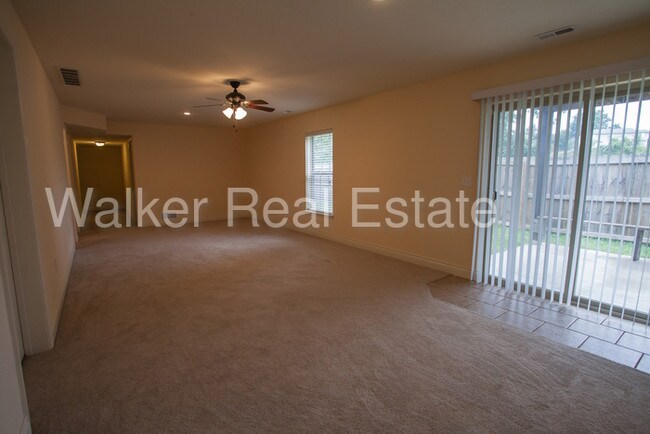 Building Photo - 123 Lakeview Ct
