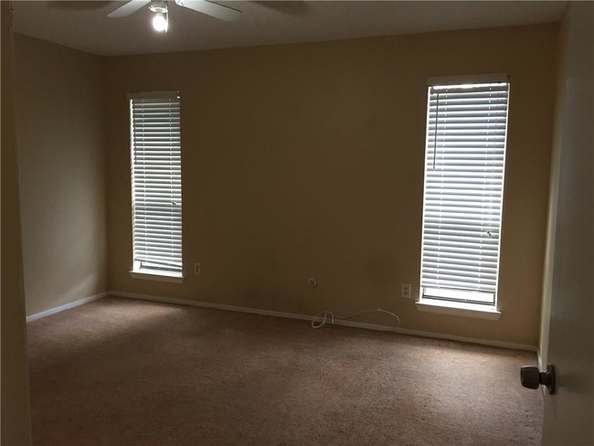Building Photo - 319 Shady Valley Dr