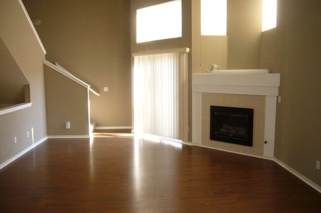 Building Photo - Spacious Townhome with High Ceilings in a Prime Commuter Location
