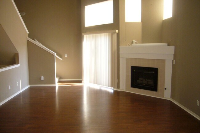 Foto del edificio - Spacious Townhome with High Ceilings in a Prime Commuter Location