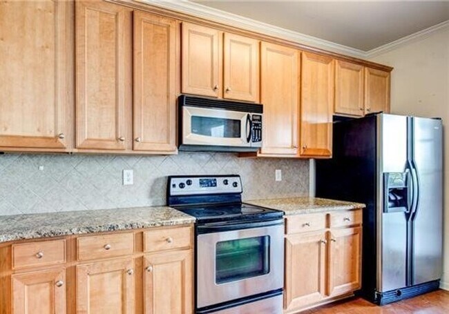 Building Photo - 3BR Townhome • In-Unit W/D • Trash Included in Fort Mill
