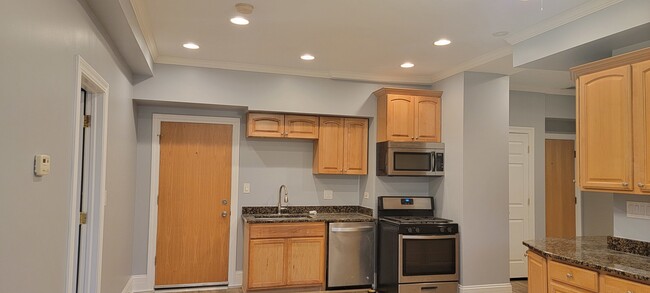 Building Photo - 917 E 78th St