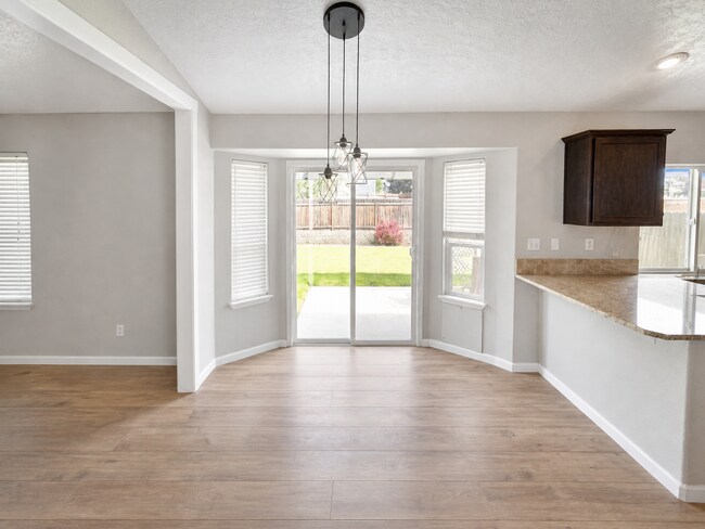 Foto del edificio - Spacious Home with 3-Car Garage, Two Living Areas & Covered Patio