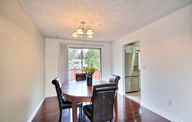 Foto del edificio - Updated 4 bed with huge lot