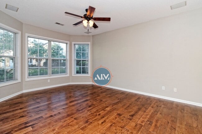 Building Photo - Beautiful 3 bedroom 2.5 bathroom - Westbur...