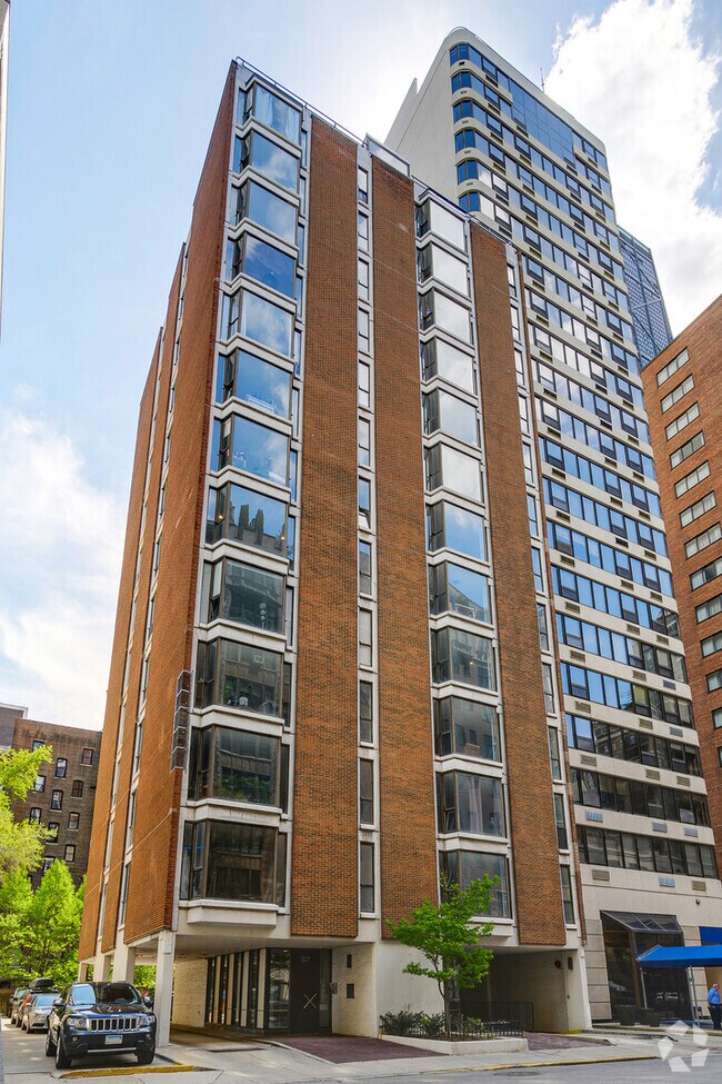 Building Photo - 227 E Walton Pl