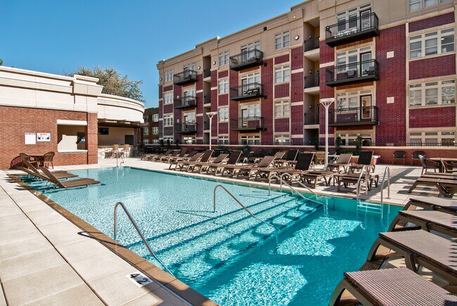 Acceso a una piscina en la azotea. - Brookside