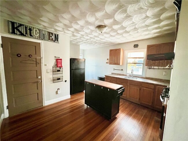 Building Photo - 360 Weeden St